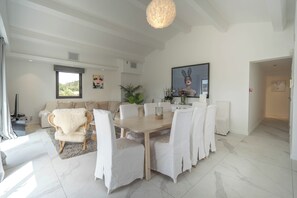 Apartment | Living area | Flat-screen TV