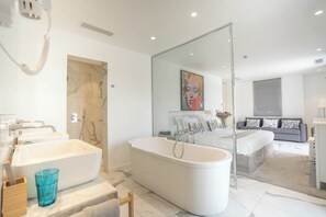 Suite | Salle de bain | Séchoir à cheveux, pantoufles, serviettes fournies