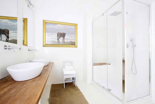 Departamento, 2 habitaciones | Baño | Regadera y toallas 