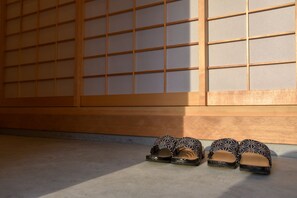 Una habitación japonesa tradicional con suelo de tatami y puertas correderas shoji.