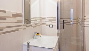 Dusche, kostenlose Toilettenartikel, Haartrockner, Bidet