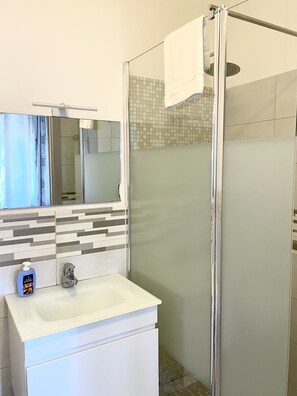 Double Room | Bathroom | Shower, free toiletries, hair dryer, bidet