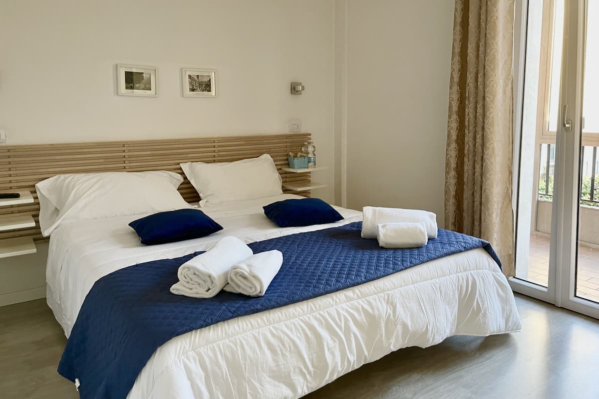 Premium bedding, desk, blackout drapes, free WiFi