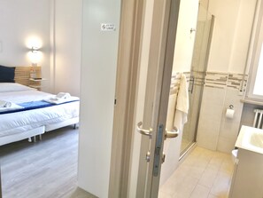 Doppelzimmer (Private External Bathroom)
