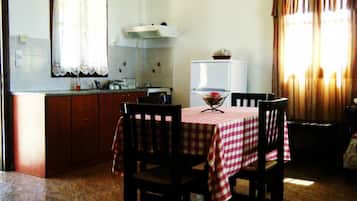 Basic Apartment, Sea View | In-room dining