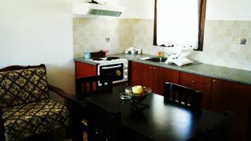 Appartement, vue mer | Coin cuisine privé | Grand réfrigérateur, four, plaque de cuisson, cafetiÚre/bouilloire