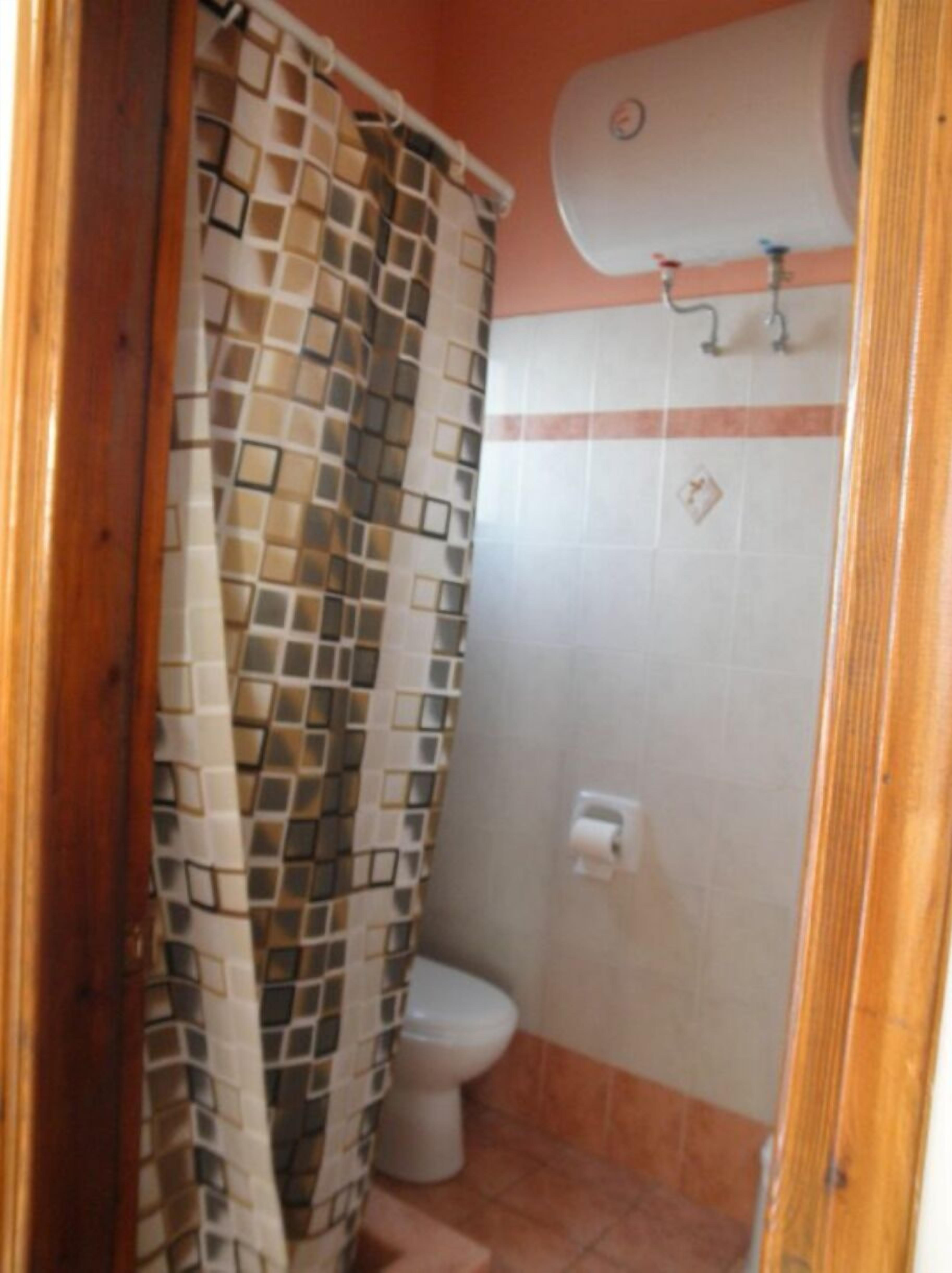 Shower, free toiletries, towels