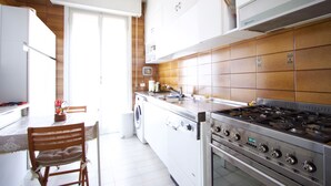 Apartamento, 2 quartos | Cozinha privada | Cooktop, talheres/pratos/utensílios de cozinha