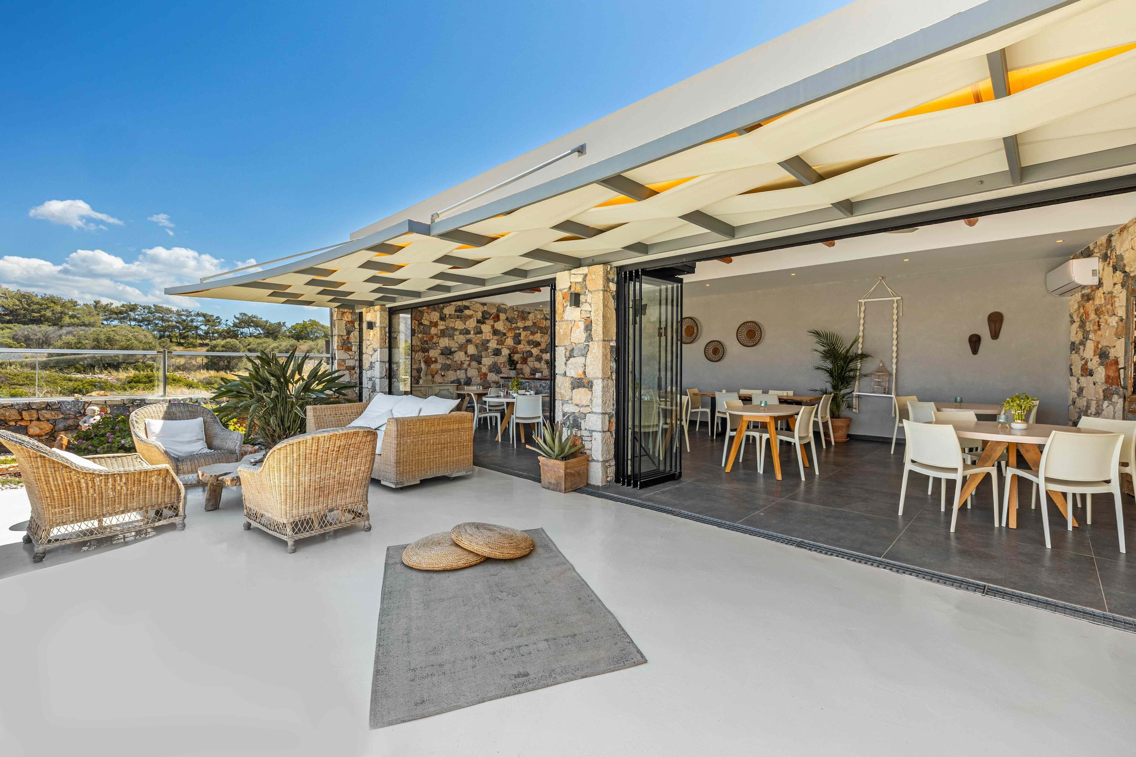 Serveert ontbijt, lunch, diner, lokale en internationale gerechten 