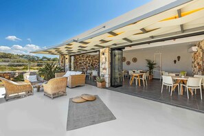 Se sirven desayunos, comidas, cenas y cocina local e internacional