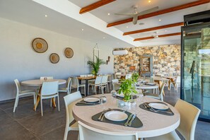 Se sirven desayunos, comidas, cenas y cocina local e internacional