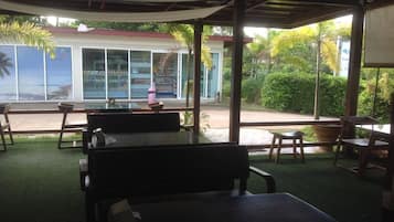 Breakfast, lunch, dinner served; Thai cuisine