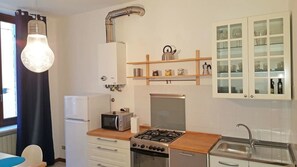 Appartamento (Blu ) | Cucina privata | Frigorifero, microonde, macchina per tè/caffè