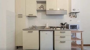 Apartment (Verde) | Private kitchen | Fridge, microwave, coffee/tea maker, cookware/dishes/utensils - Residenza ai Filippini (Verona)