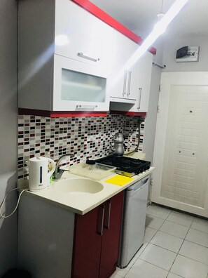 Departamento, 1 habitación | Cocina privada | Refrigerador, parrilla de estufa y tetera eléctrica 