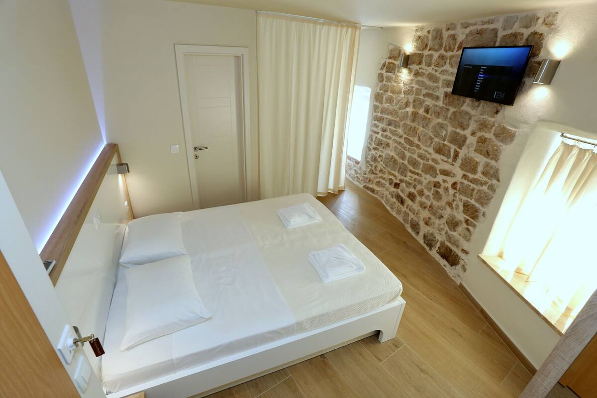 In-room safe, soundproofing, iron/ironing board, free WiFi