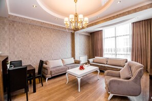 Appartement familial, 3 chambres, balcon | Aire de séjour | Téléviseur à écran plat