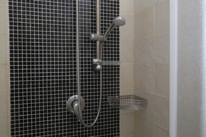 Dusche im Bad