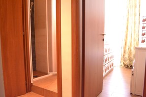 エコノミー シングル ルーム シングルベッド 1 台 専用バスルーム (external) | 客室ごとに異なる装飾、客室ごとに異なるインテリア、デスク、遮光カーテン