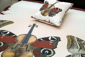 Habitación doble de uso individual, baño en la habitación | Decoración personalizada, muebles diferentes y escritorio 