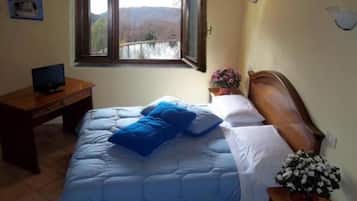 Double Room | Peti besi dalam bilik, meja, katil bayi/kot (percuma)