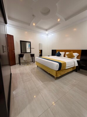 Desk, soundproofing, iron/ironing board, free WiFi -  Arous Al-Faisaliah Serviced Apartments شقق عروس الفيصلية للشقق المخدومة (Dammam)