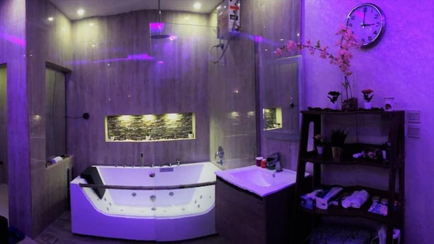 Un baño moderno con una bañera grande, una zona de ducha separada y un lavabo con tocador.