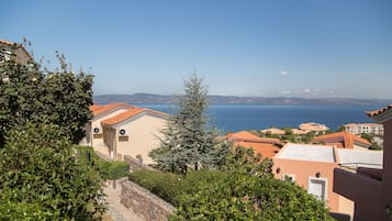 Chambre Familiale, vue mer, en bord de piscine | Vue sur la plage/lâocĂ©an
