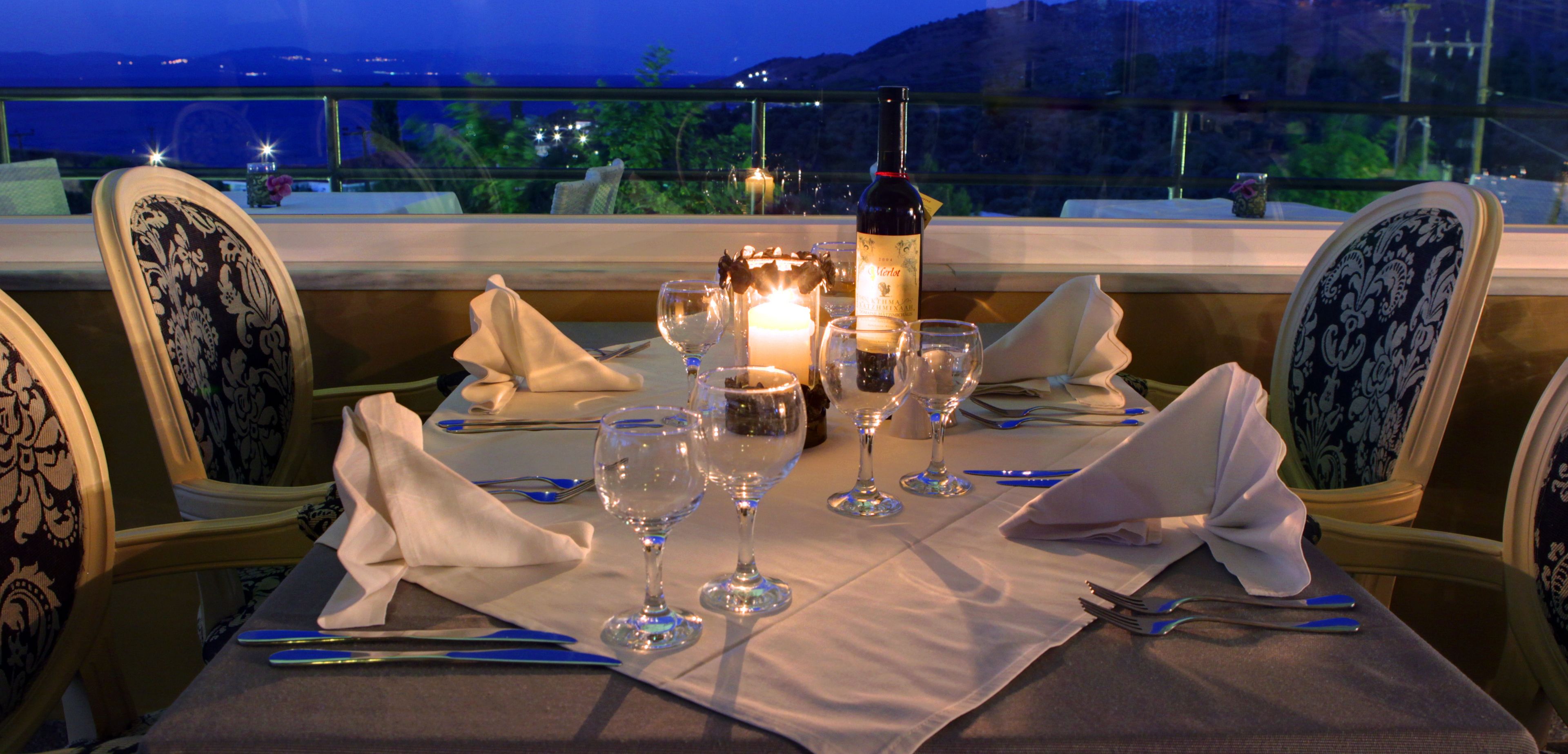 Breakfast, dinner served; international cuisine, sea views 