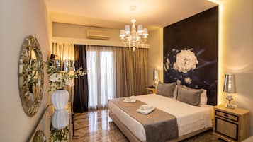 Suite junior, 1 habitación, vistas al mar | Minibar, caja fuerte, mobiliario individual y escritorio