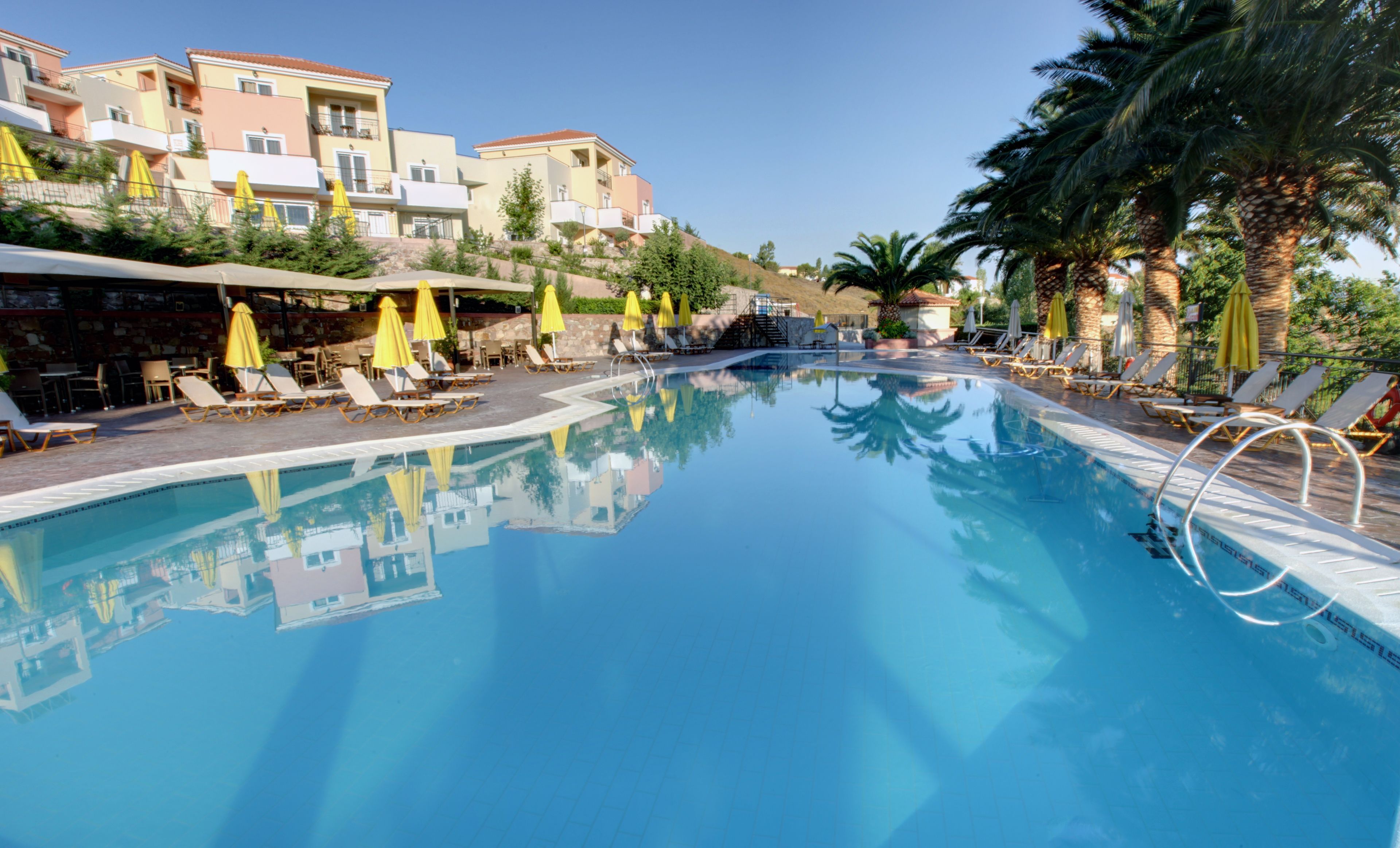 2 piscinas al aire libre, una piscina con cascada, sombrillas