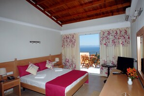 Minibar, caja de seguridad en la habitación y muebles diferentes 