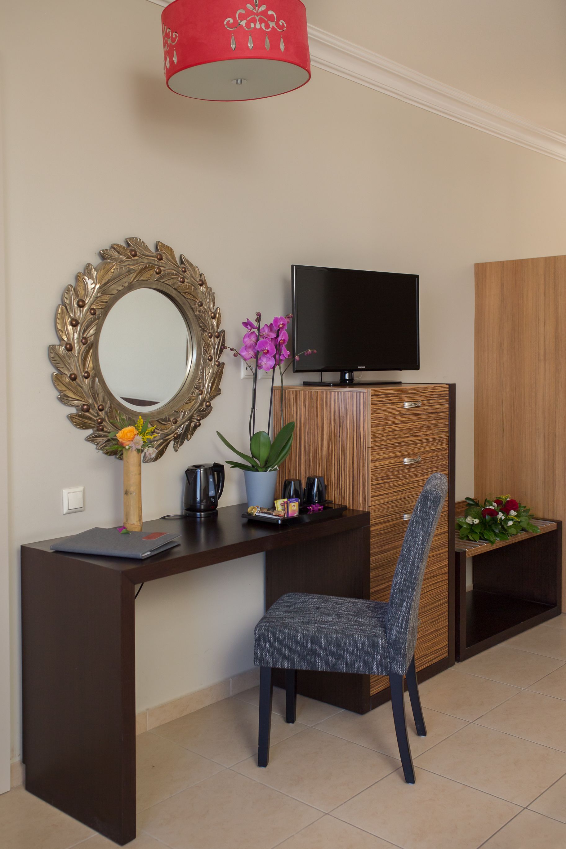 family room, sea view, poolside | 1 bedroom, minibar, in-room safe, individually furnished