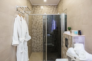 Appartement, 4 slaapkamers, balkon, uitzicht op de stad | Badkamer | Een douche, gratis toiletartikelen, een haardroger, pantoffels