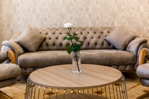 Royal Apartment, 4 Bedrooms, Balcony, City View | Living room
