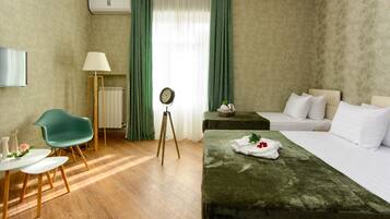 Una habitación de hotel con cama, escritorio, silla, lámpara, reloj y espejo.