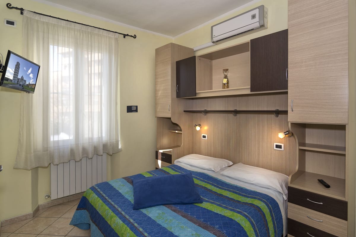 Habitación con 1 cama matrimonial o 2 individuales | Caja de seguridad en la habitación, escritorio y cunas gratuitas