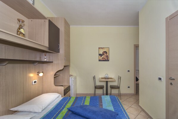 Doppel- oder Zweibettzimmer | Zimmersafe, Schreibtisch, kostenlose Babybetten, kostenloses WLAN