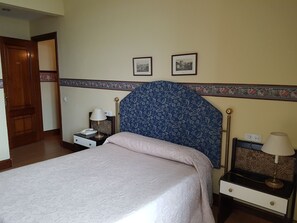 Camera doppia | Una scrivania, tende oscuranti, ferro/asse da stiro, Wi-Fi gratuito