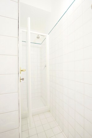 Shower, towels - By the side of the Dome (Florence)