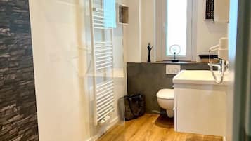 Comfort Condo, 2 Bedrooms | Bathroom | Shower, free toiletries, hair dryer, towels