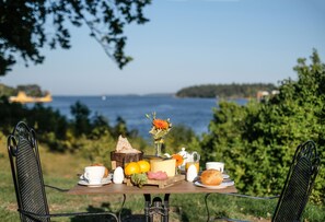 Lunch and dinner served, local cuisine - Hotell Furusund (Furusund)