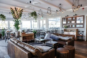 Lunsj og middag serveres, lokale retter