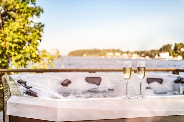 Outdoor spa tub - Hotell Furusund (Furusund)