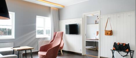 Suíte | Escrivaninha, cortinas blackout, ferros/tábuas de passar roupa