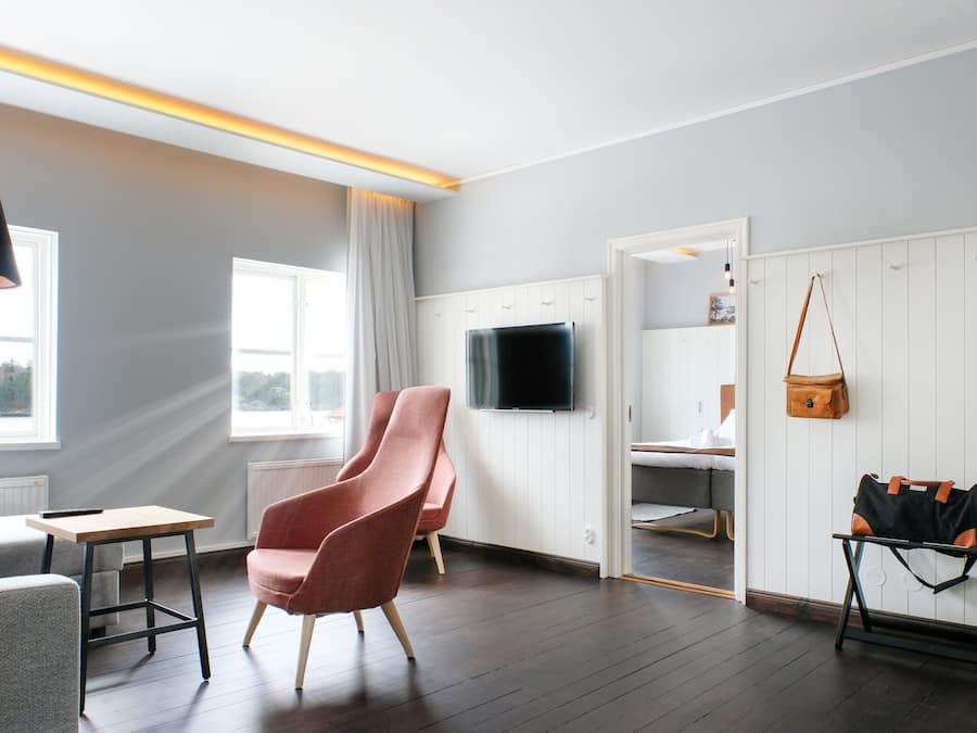 Suite | Een bureau, verduisterende gordijnen, een strijkplank/strijkijzer