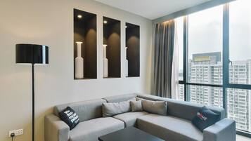 Suíte, 1 quarto | Área de estar | TV