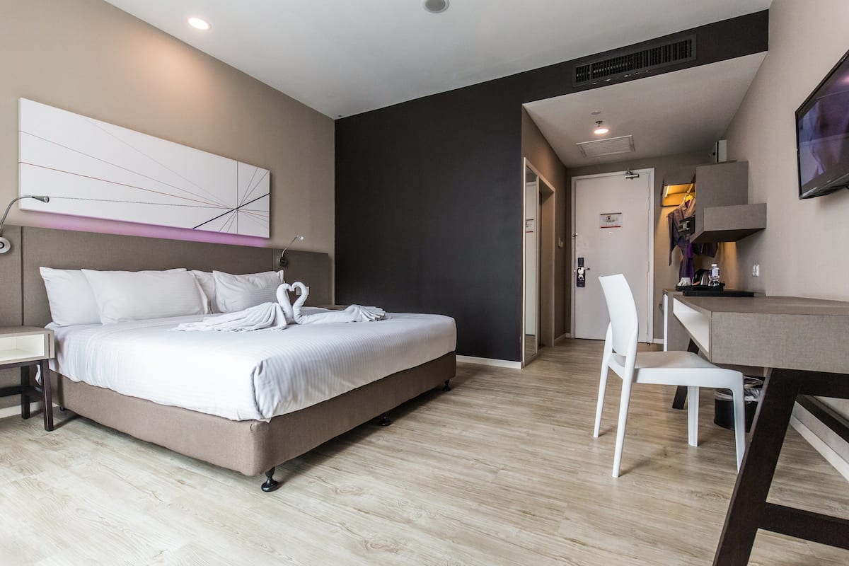 Superior Room, 1 Katil Raja (King) | Peti besi dalam bilik, meja, seterika/papan seterika