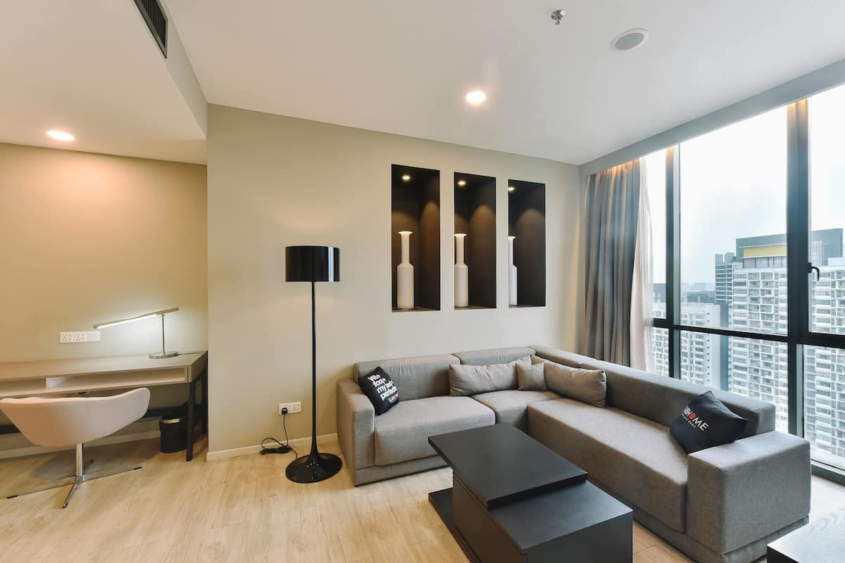 Suite, 1 Bedroom | Peti besi dalam bilik, meja, seterika/papan seterika