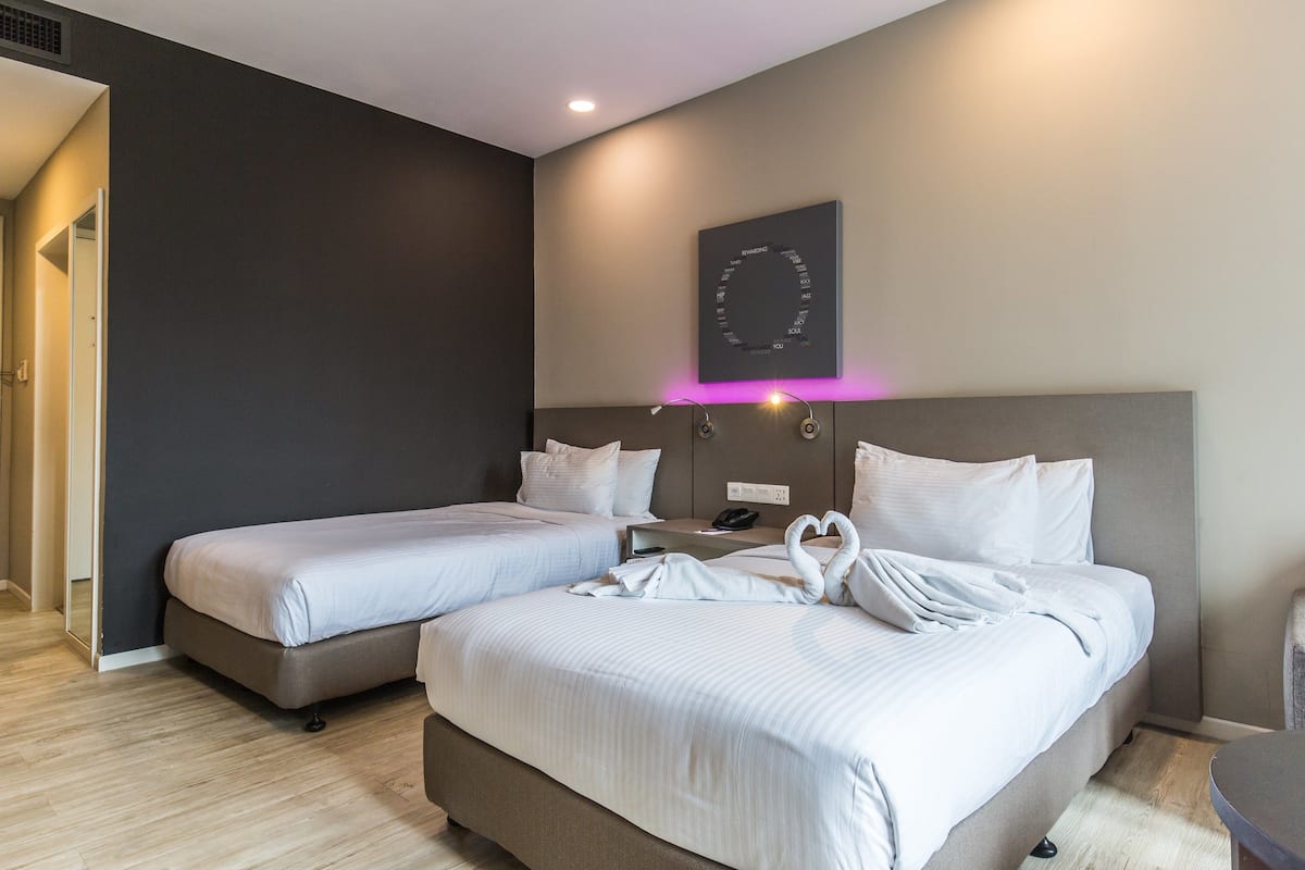 Superior Twin Room | Peti besi dalam bilik, meja, seterika/papan seterika